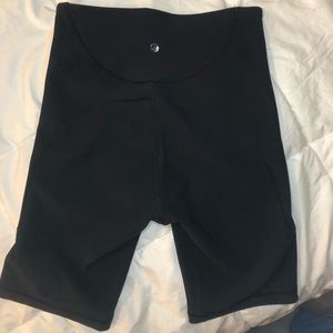 Lululemon | Ribbed Contoured Highrise 8" Short
